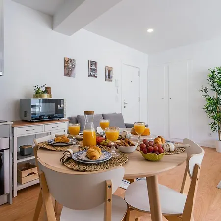 Host Wise - Comfy Sunny Flat - Prime Location Apartment Porto
