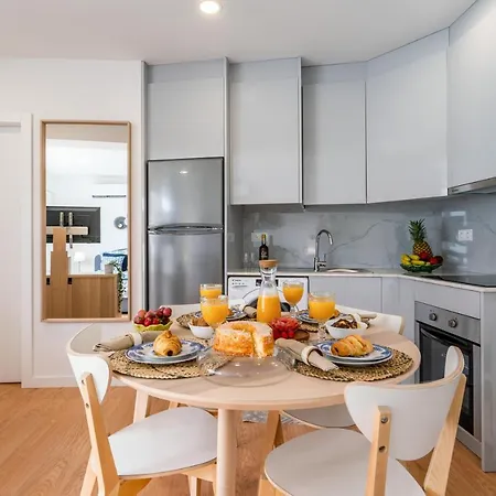 Host Wise - Comfy Sunny Flat - Prime Location *