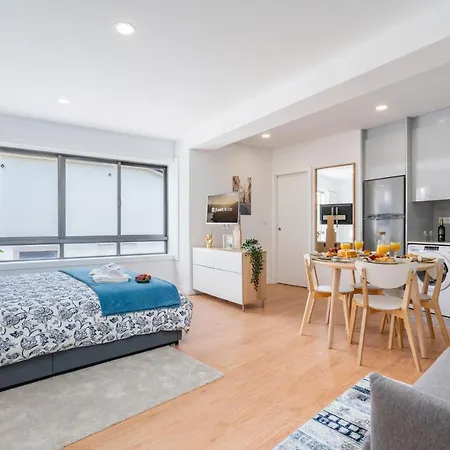 Host Wise - Comfy Sunny Flat - Prime Location Porto