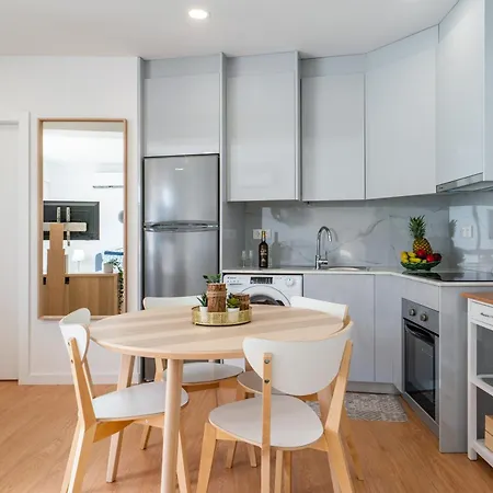Host Wise - Comfy Sunny Flat - Prime Location