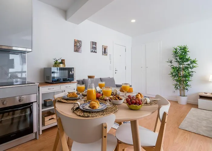 Host Wise - Comfy Sunny Flat - Prime Location 아파트 포르투