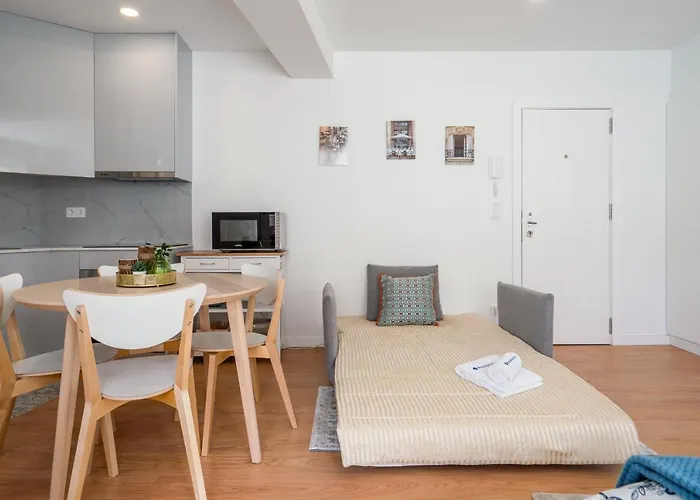 Host Wise - Comfy Sunny Flat - Prime Location 포르투