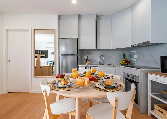 Host Wise - Comfy Sunny Flat - Prime Location *