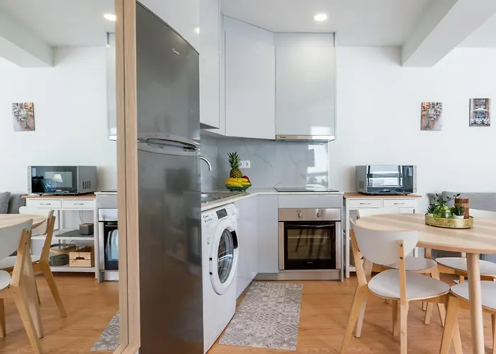 Host Wise - Comfy Sunny Flat - Prime Location 아파트