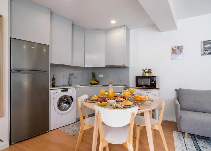 Host Wise - Comfy Sunny Flat - Prime Location