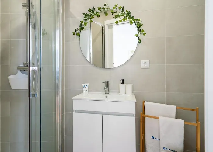 Host Wise - Comfy Sunny Flat - Prime Location Apartment *