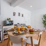 Host Wise - Comfy Sunny Flat - Prime Location Apartment Porto