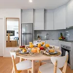Host Wise - Comfy Sunny Flat - Prime Location *