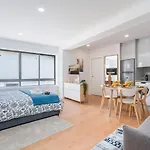Host Wise - Comfy Sunny Flat - Prime Location Porto