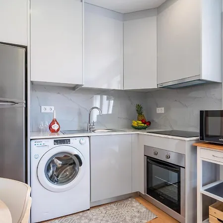 Host Wise - Comfy Sunny Flat - Prime Location Oporto