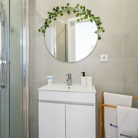Host Wise - Comfy Sunny Flat - Prime Location Apartament *