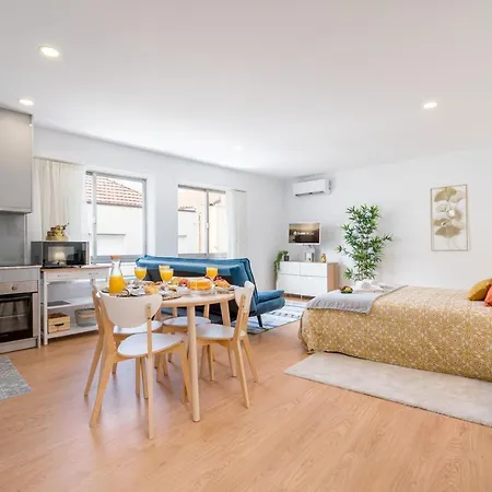 Host Wise - Comfy Sunny Flat - Prime Location * Oporto