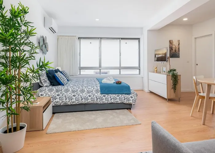 Host Wise - Comfy Sunny Flat - Prime Location Apartman