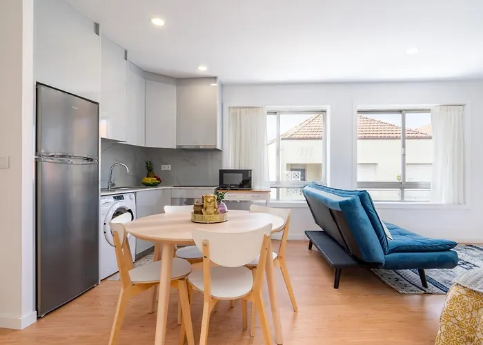 Host Wise - Comfy Sunny Flat - Prime Location Apartman