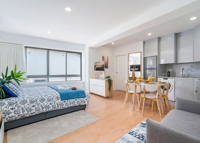 Host Wise - Comfy Sunny Flat - Prime Location Porto