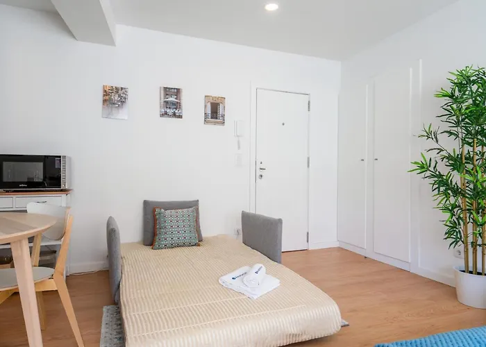 Host Wise - Comfy Sunny Flat - Prime Location Apartman